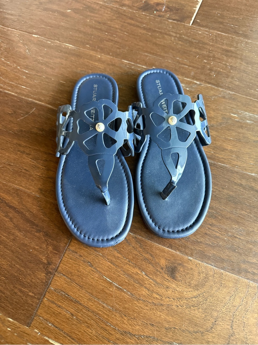 Stuart Weitzman Jasmine Cutout Sandal in a navy Sz 7